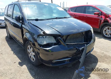 2013 Chrysler Town & Country Touring z USA, uszkodzony, nr VIN 2C4RC1BG2DR584962